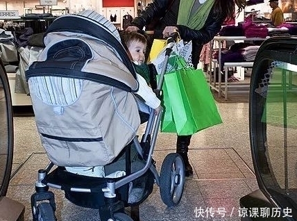 婴儿车|带宝宝出门用坐式婴儿车?不到这个月龄尽量别用,家长心里要有数