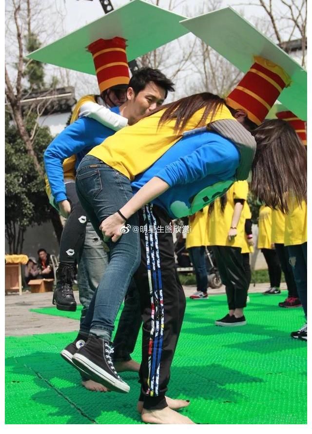 宋佳 跑男综艺现场(大图)脱袜赤足满场跑