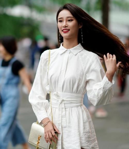 阔腿裤失宠了，如今全网火爆的是“报纸裤”，走到角落都是焦点！