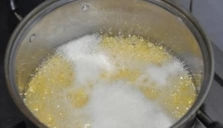 天冷要多喝小米粥，教你这个方法，香浓粘稠米油厚厚，营养滋补