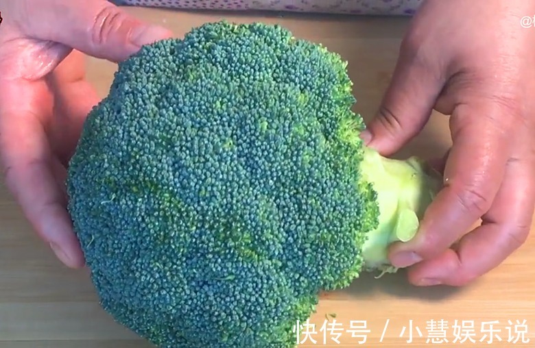 炒西兰花，最忌直接炒和焯水了，教你3招，脆嫩入味，营养不流失