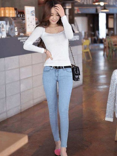 街拍 漂亮的牛仔裤美女,气质高雅恬静,穿搭出优雅魅力!