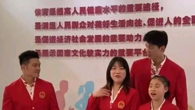 兄妹|汪顺杨倩管晨辰石智勇四人合影太搞笑了,拍出wifi队形
