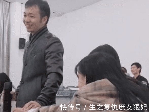 老师|中医课上,老师给女大学生“把脉”,结果笑容逐渐消失