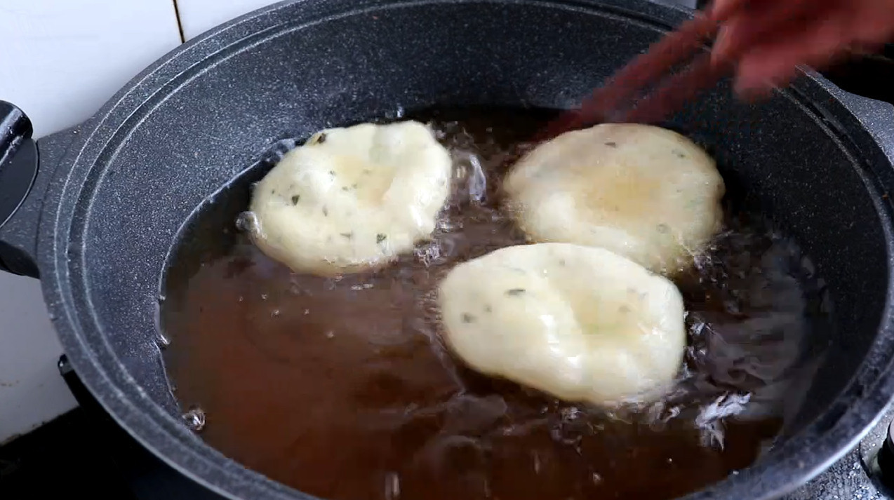 想吃油饼不用出去买了,做法诀窍教你在家做,比买的油饼好吃多了