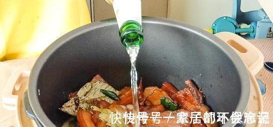 做红烧肉，加水炖不正确，难怪不香还油腻，大厨教你秘制做法，香