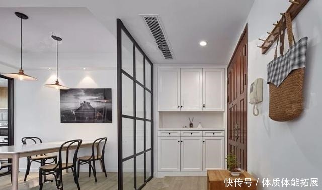正对客|入户见厅的户型，玄关就该这样设计，不占地方又显得整齐，挺实用！