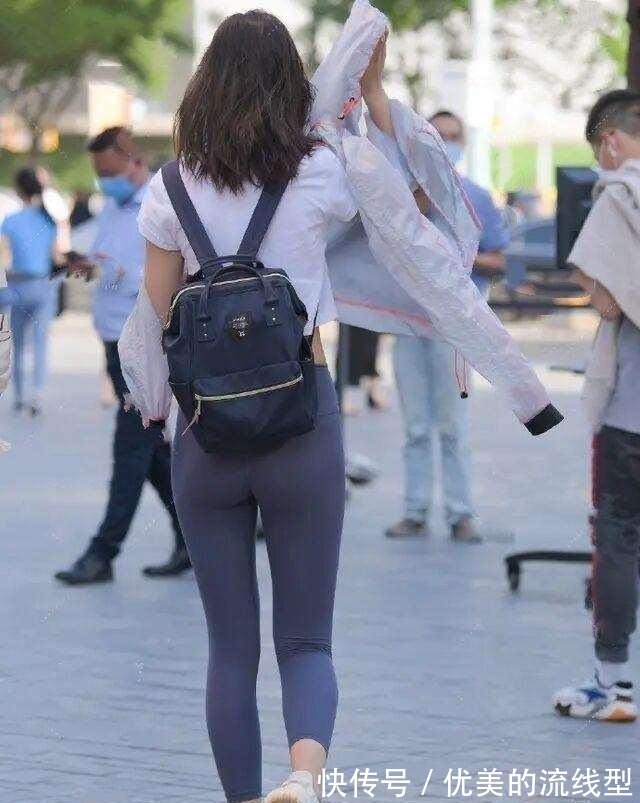 红色系 打底裤是懒人出门快速穿搭服饰,休闲靓丽合时宜,风靡街头!