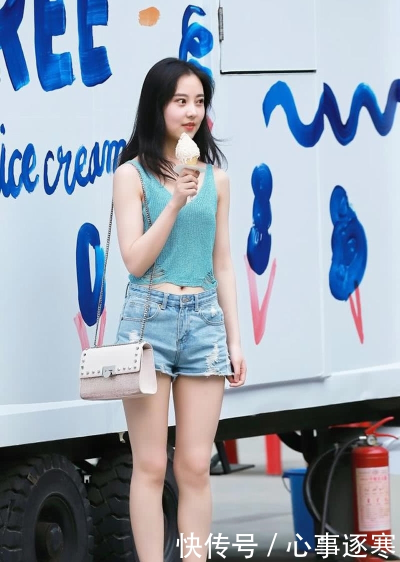 街拍：清凉甜美的穿搭风格，让女孩透露出清纯可爱