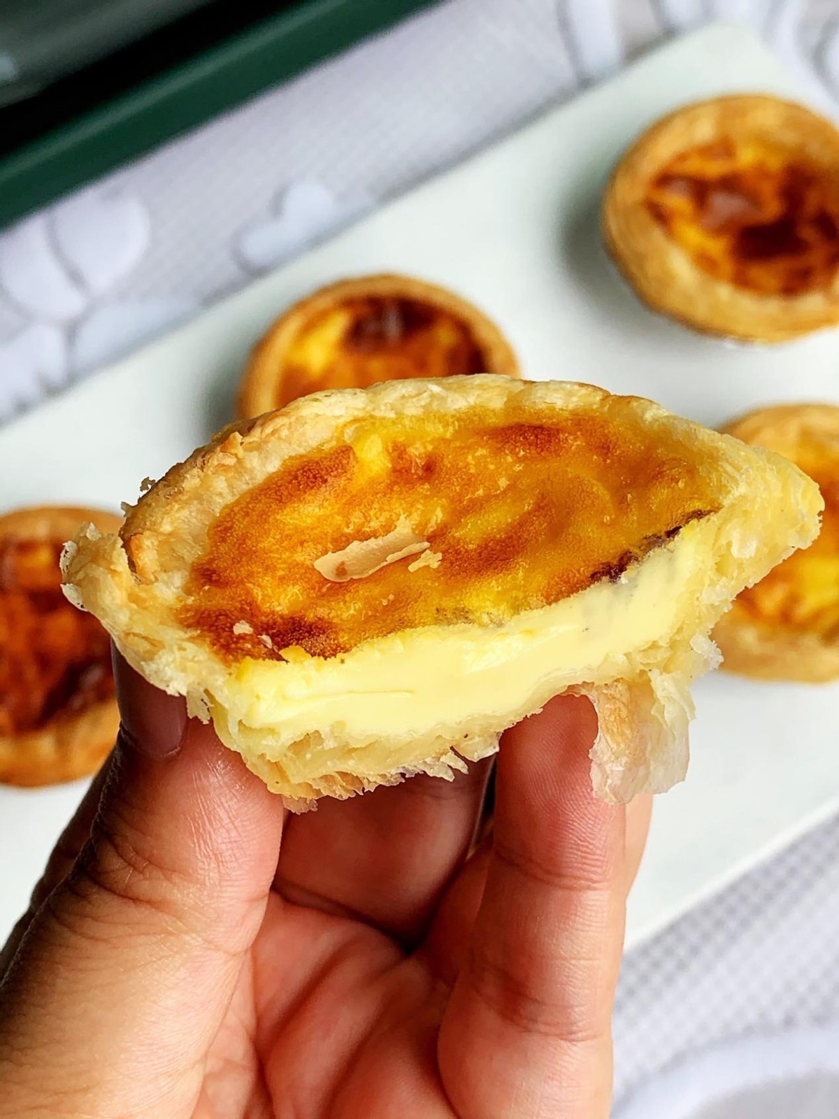 用蓝莓做一份蛋挞吃，每个都酸酸甜甜，香甜可口