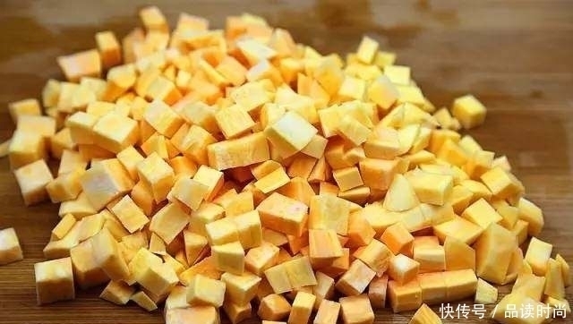 红薯别再烤着吃了,简单做个红薯饼,外酥里嫩,既是零食也是早餐