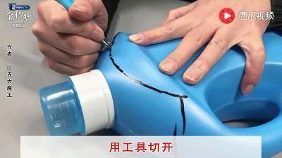 谁还买熨斗啊,洗衣液瓶剪2刀,衣服1秒变平整,太聪明了!