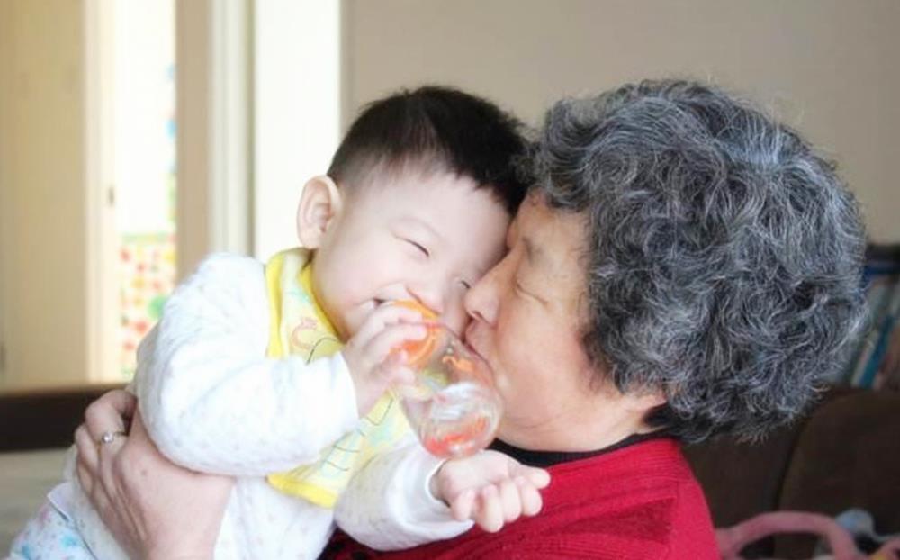 睡眠时间|从小和父母睡,和从小同老人睡的孩子,长大后差距不是一般得大