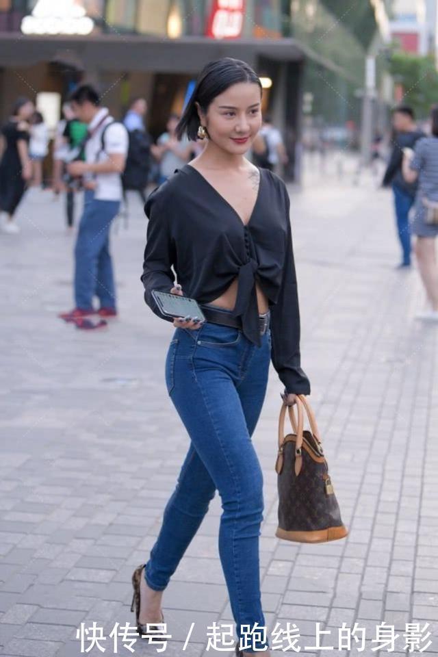 蓝色牛仔裤搭配黑色休闲装,潇洒大方也很显清新的唯美