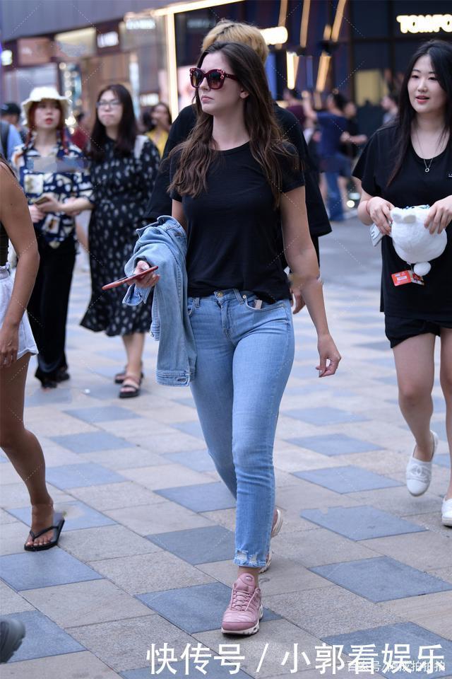 舒适|黑色短袖搭配经典牛仔裤,穿法简单,休闲又舒适