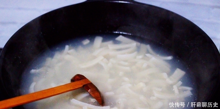 做猪皮冻时,不能直接焯水!多做1步,晶莹剔透,爽滑Q弹,没腥味