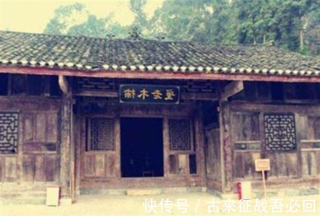 木屋$老农住价值8亿金丝楠木木屋,100万卖给投资商,今搬回乡下盖新房