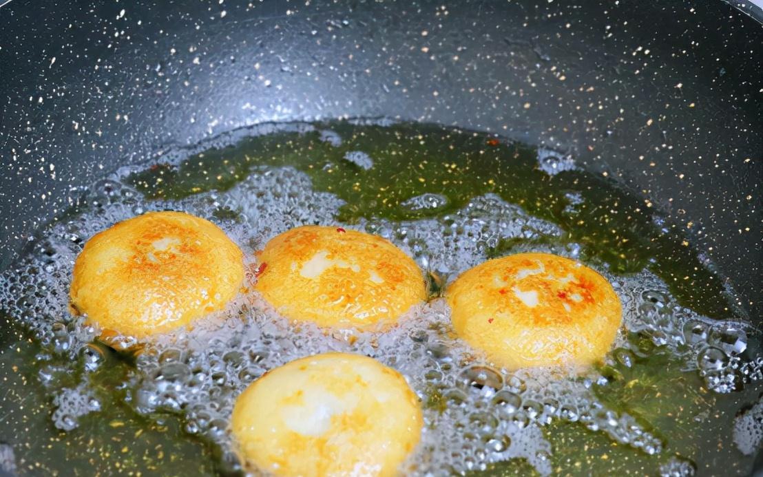 1碗糯米粉加上半勺红糖,做一份好吃解馋的小吃,软糯好吃