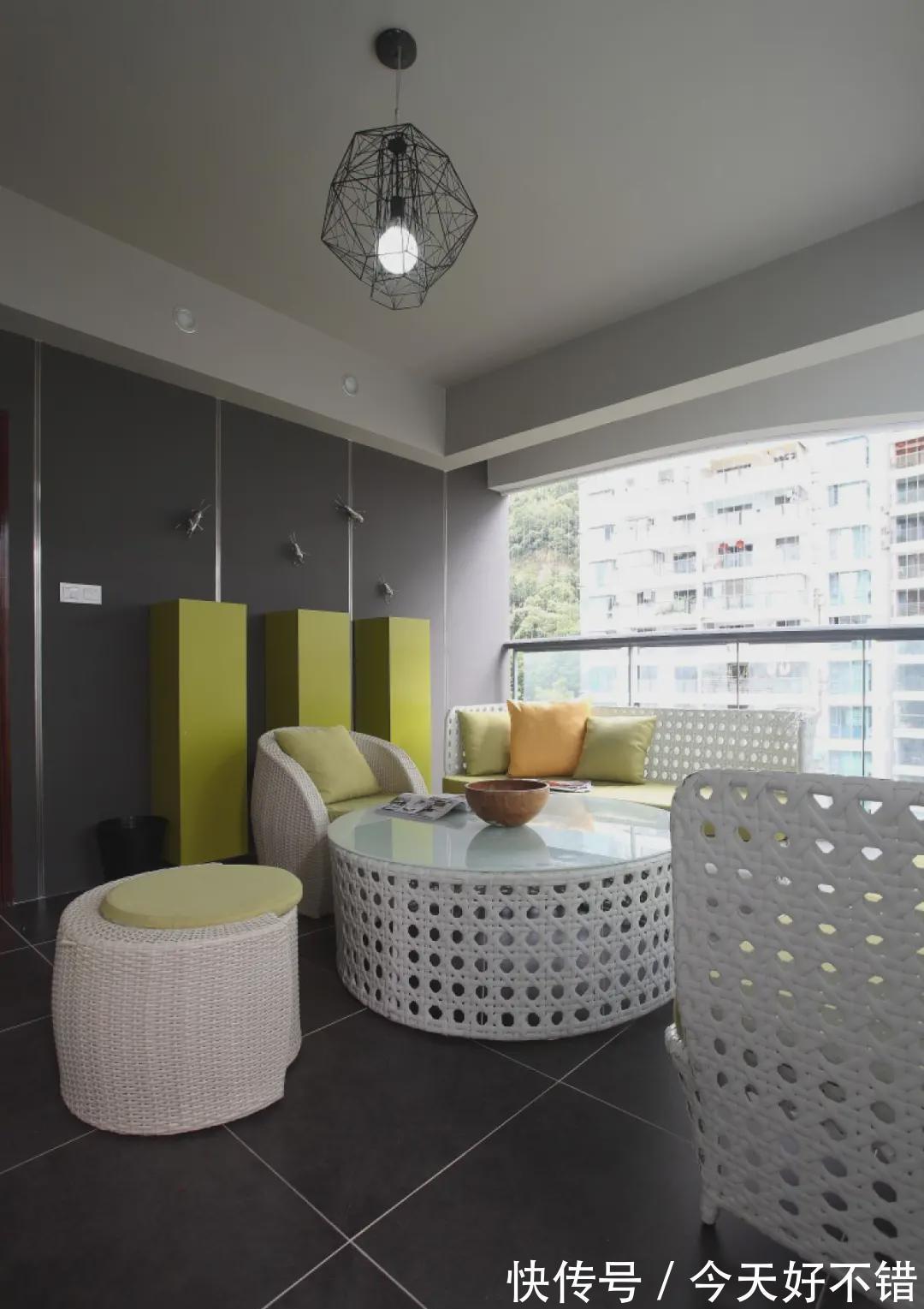 装修|130㎡新房装修，现代简约风设计，好有情调的一个阳台布置！