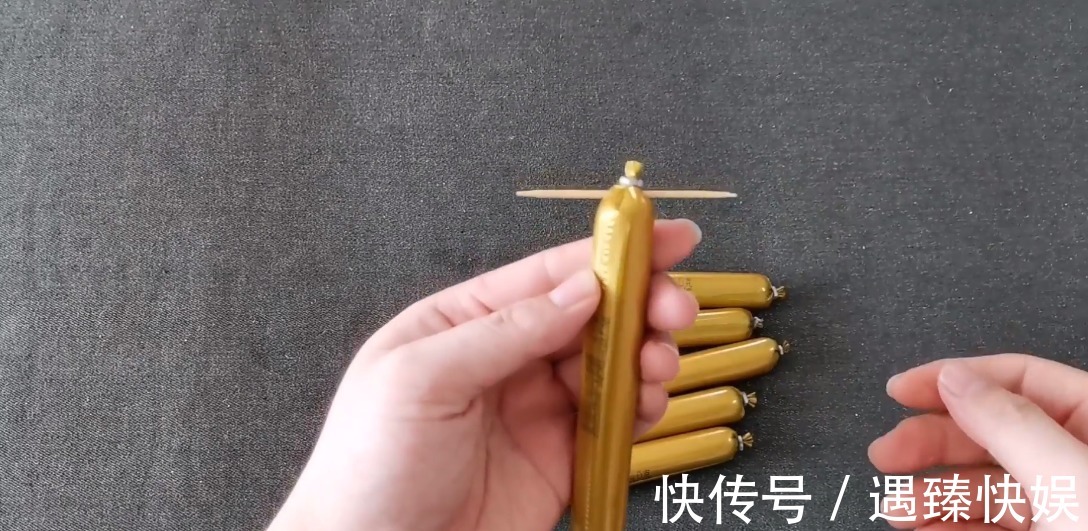 火腿肠|想不到火腿肠铝环下藏有机关，轻轻一碰完整打开，不要用牙咬了