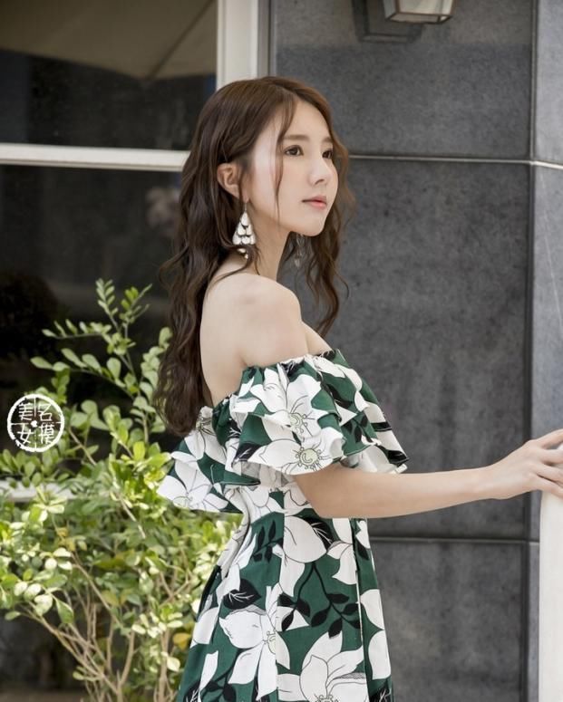 碎花连衣裙|路人街拍，美女一字肩碎花连衣裙，时尚又优雅，体现不一样的美!