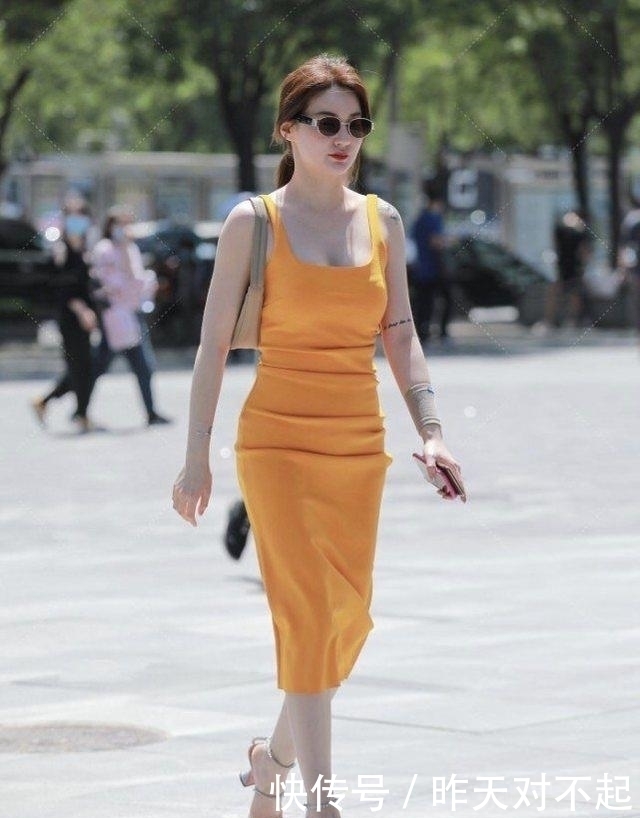 时尚|街拍“达人”:亮橙色连衣裙,时尚有活力,优雅有气质