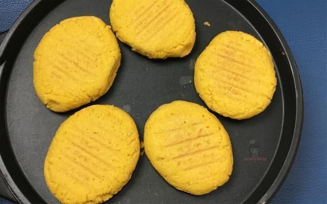 一点白面也不掺,这才是正宗玉米面贴饼子,外壳焦脆太好吃了