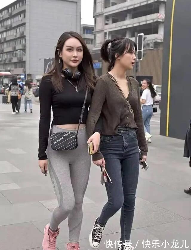 紧身 打底裤的打扮散发迷人的华丽气息,恰到好处的时尚与甜美