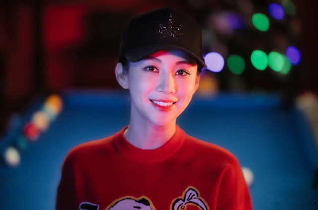 气质优雅|潘晓婷微笑出镜!39岁仍气质优雅,两大奥运冠军陪伴左右