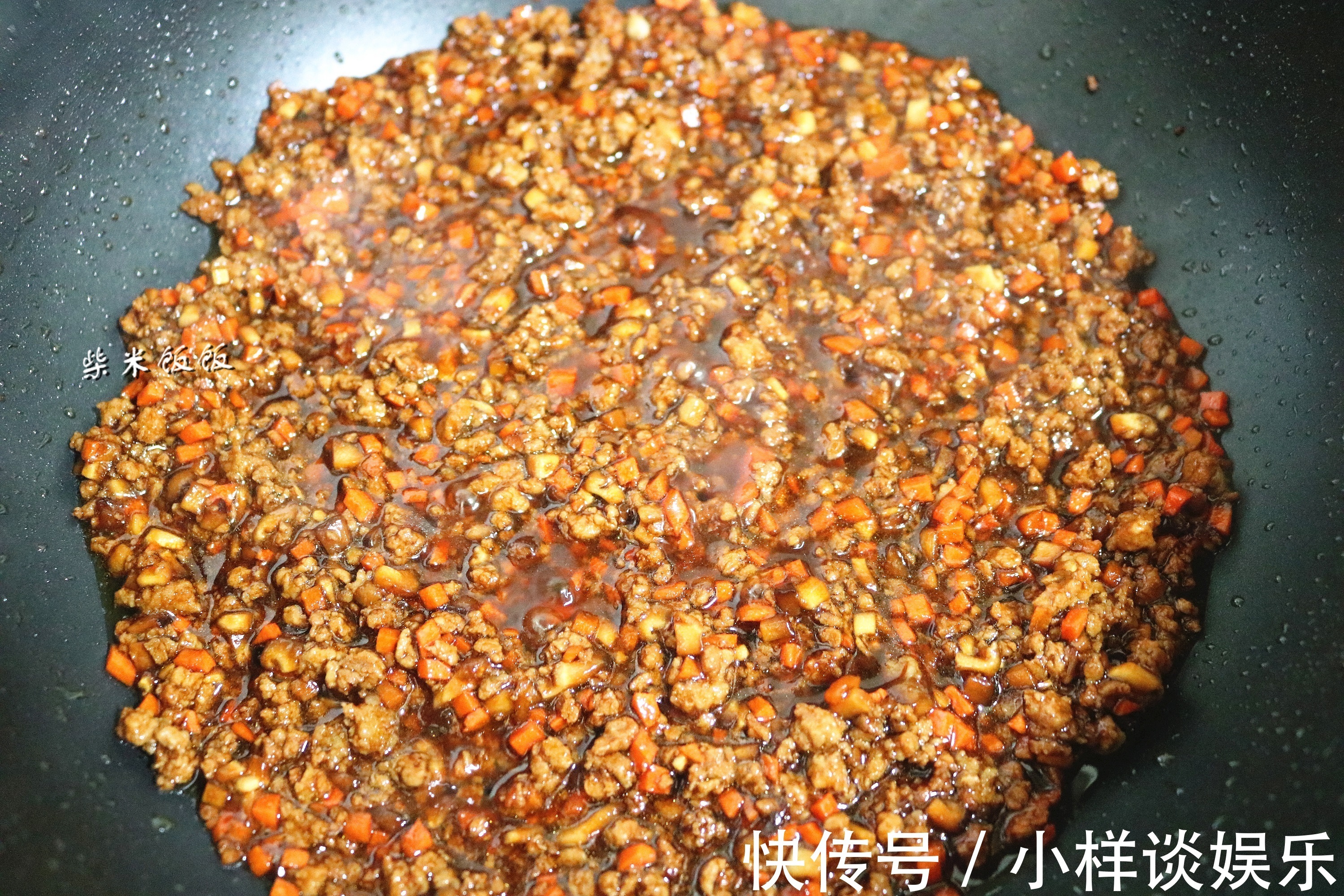 我家吃烧麦从不买,这做法简单,捏一捏10分钟出锅,4个不够吃