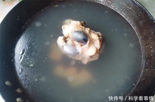 做菌菇豆腐汤,和这个食材一起煮,鲜香味美,香味扑鼻