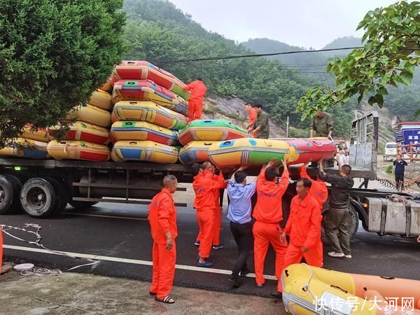 新乡|鲁山县尧山漂流集团组织百艘皮划艇星夜驰援新乡灾区