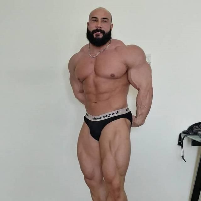 萨米尔|35岁的他身高只有165厘米，体重却高达98公斤，网友调侃肩膀好假