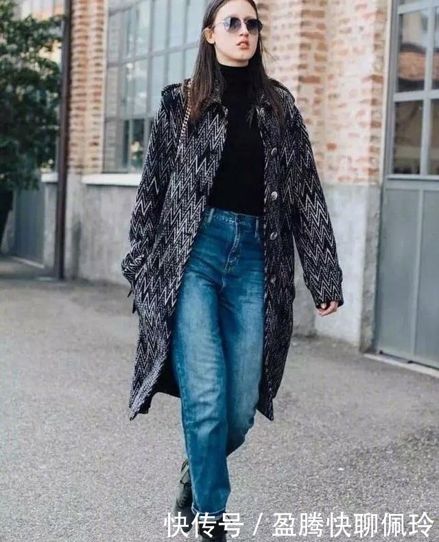 领口设计|冬天别再露脖子了,“烟管领+大衣”才是今年最火的,高级又洋气