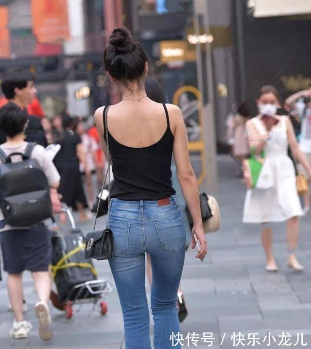 小吊带|白色露脐小吊带搭配高腰牛仔打底裤，简约又清爽