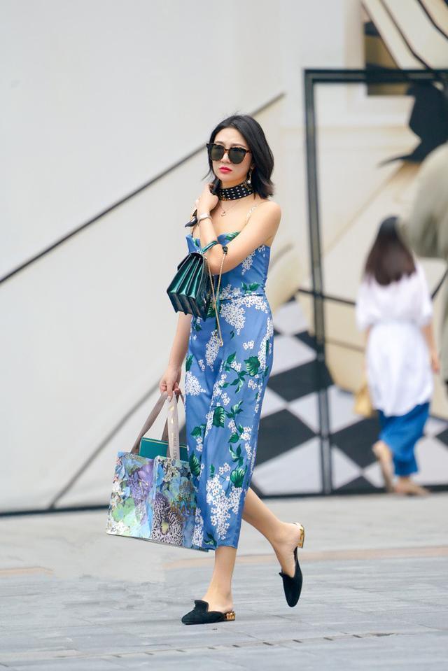 街拍：小姐姐牛仔短裤搭配露肩清凉的上衣，给人阳光甜美的感觉