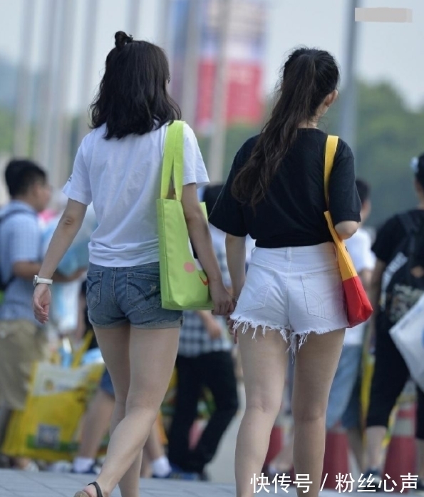 街拍|街拍:美女身材标致穿搭短款牛仔裤天时地利人和就差一个男朋友