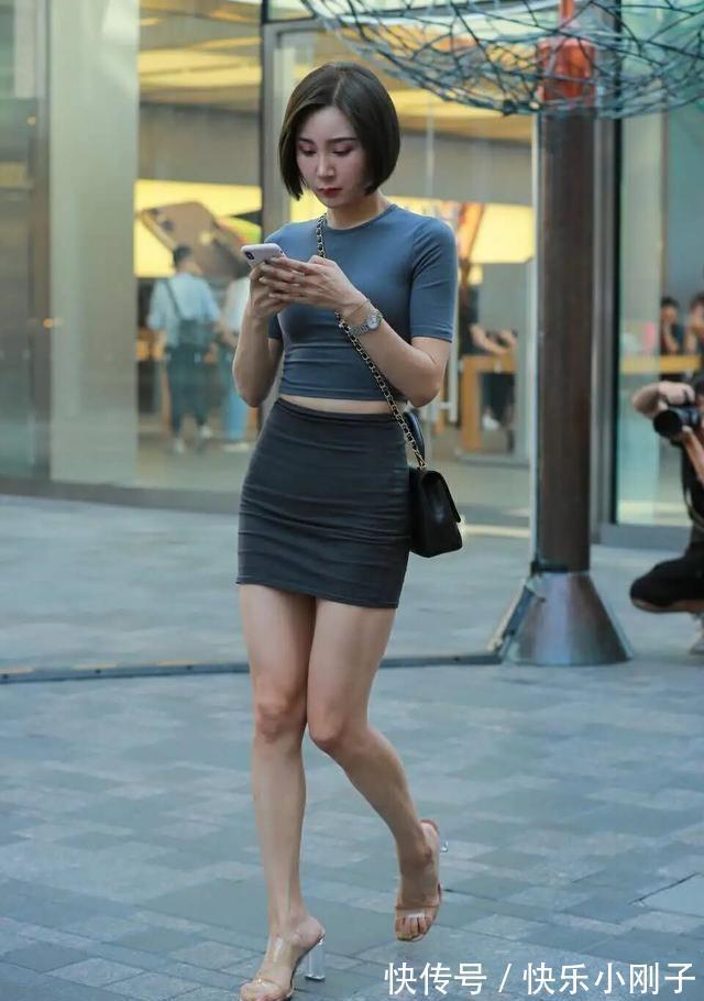 时尚感 连衣裙的搭配更显时尚感，风格干净时尚，女人味十足