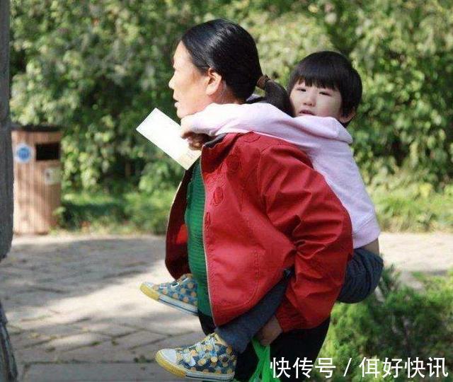 老二|双胞胎宝宝,老大乡下奶奶带,老二自己带,5年后反差大到不敢认