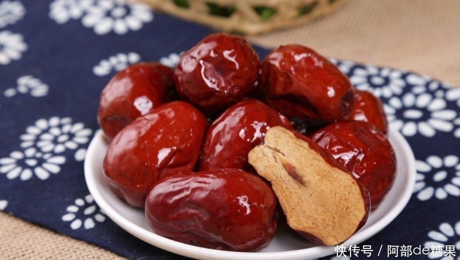 红枣和它一起泡，睡前喝一杯，气血好了，不失眠了，甩掉大肚腩