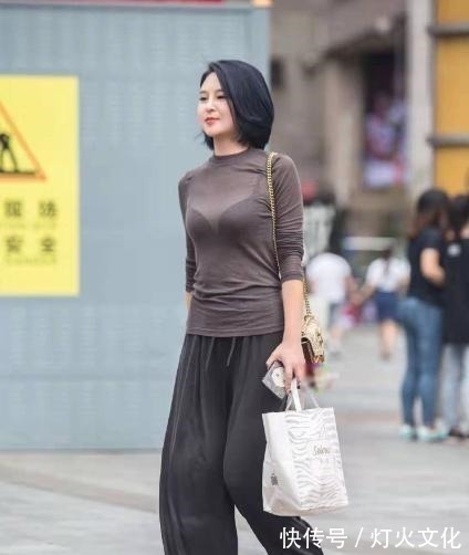 阔腿裤 浅褐色薄纱T恤搭配黑色阔腿裤,休闲传统,温婉大方!