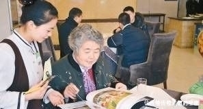 拿走|为什么服务员点完菜就拿走菜单原来有很多事情要注意