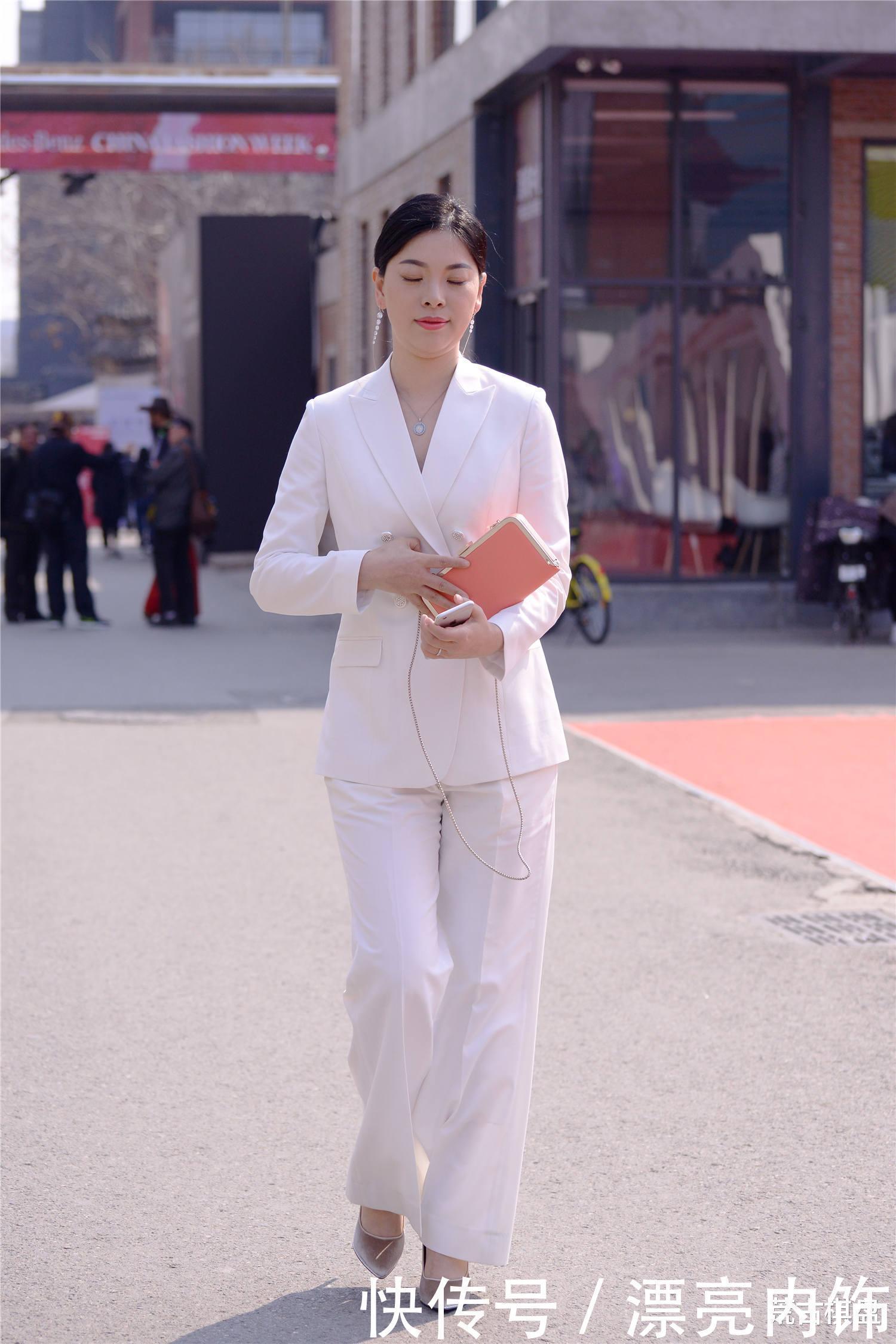西裤 白色西服搭配西裤,一身正装,在高跟鞋衬托下,精致有型