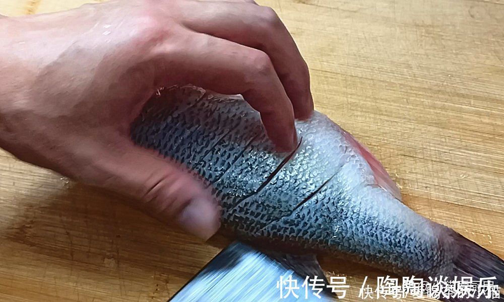 红烧|红烧鲈鱼虽然做法简单,要想肉质鲜嫩,味道浓香,需要一点小窍门