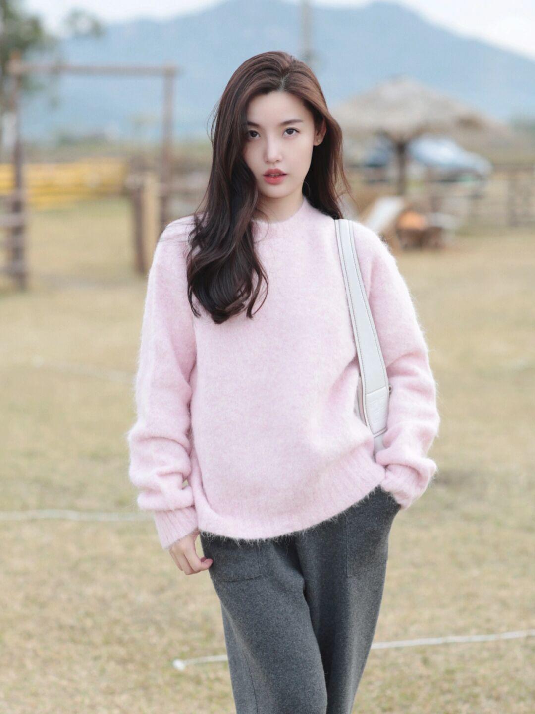 大长腿 冬天就适合穿“粉色毛衣”,保暖温柔又有格调,清新减龄又显气质