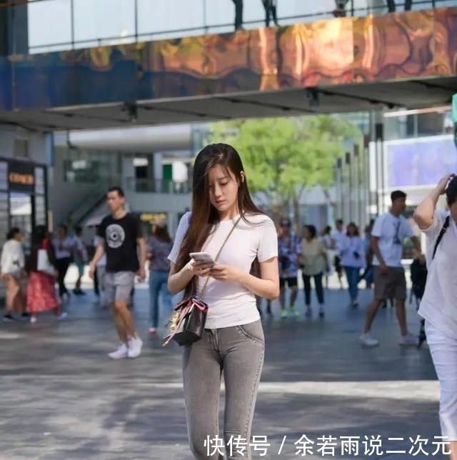 短袖|白色优雅短袖搭配灰色经典打底裤，重要很关键，搭配技巧