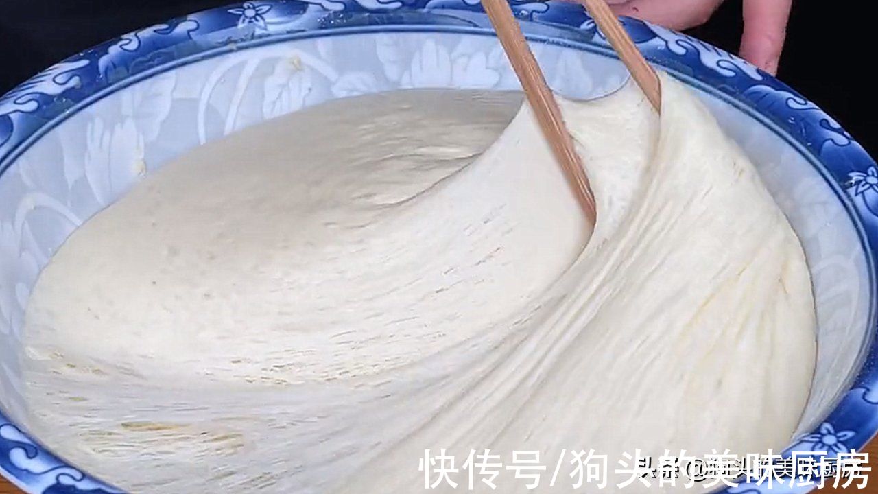 发糕这样做，不用揉面，一搅一蒸就出锅，松软香甜，比面包还好吃