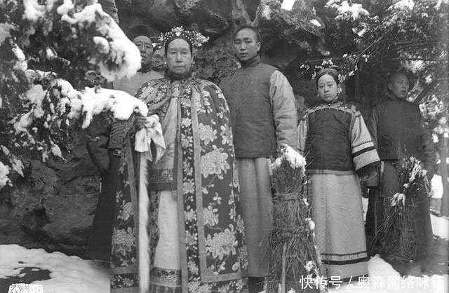 慈禧太后|老照片：慈禧太后御花园中赏雪，气场强大，网友：太后很会拍照