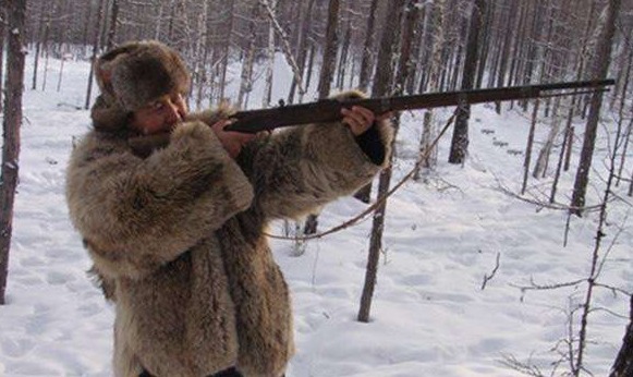 山洞|母狼送给猎户个婴儿,猎户好心抚养20年,婴儿长大后发大财