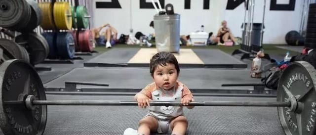 成年人|父母痴迷健身,孩子一岁腹肌线条明显,这怕是成年人都比不了吧